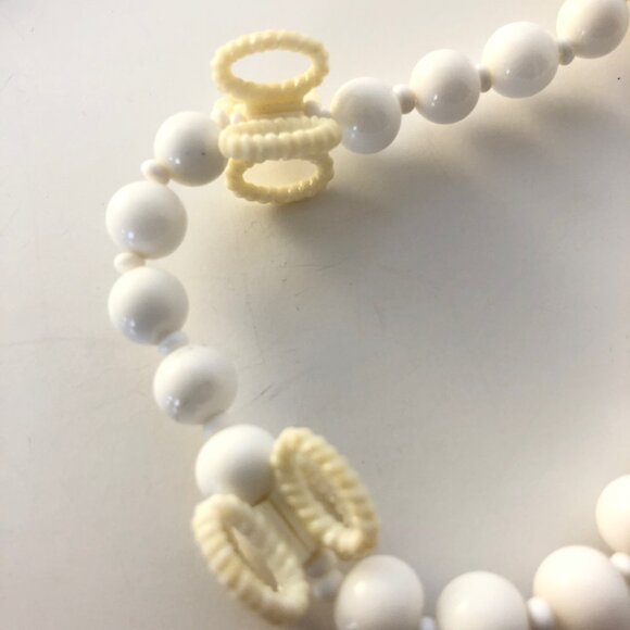 Vintage Miriam Haskell (Signed) Milk Glass Necklace with Tourniquet detail - Picture 5 of 5